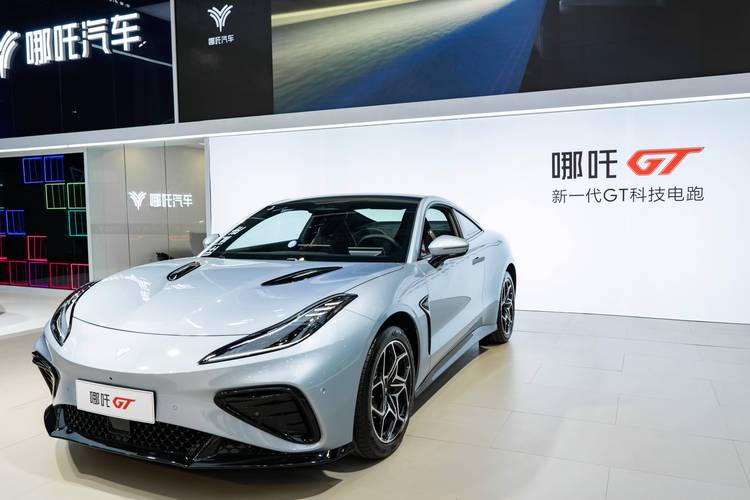 成都81哪吒汽车在智能汽车领域的表现，领途汽车在新能源汽车市场中的影响力